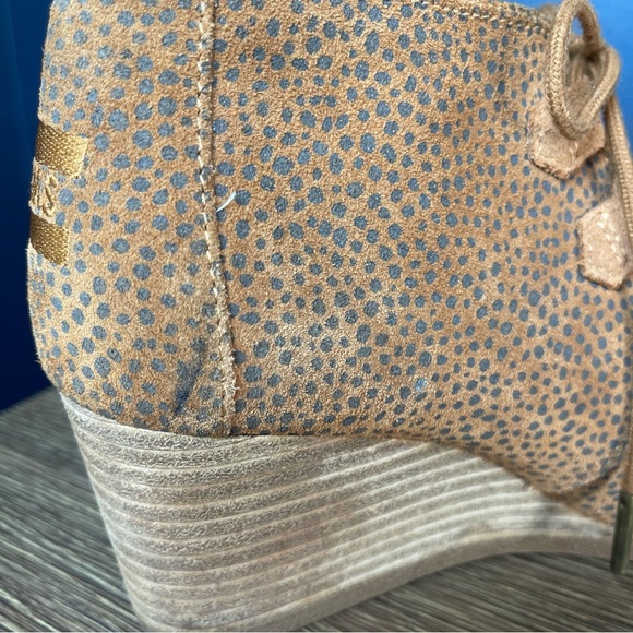Womens TOMS Kala Tan Mini Cheetah Suede Booties Boot Wedge Size 6.5 Lace Up - Picture 13 of 14